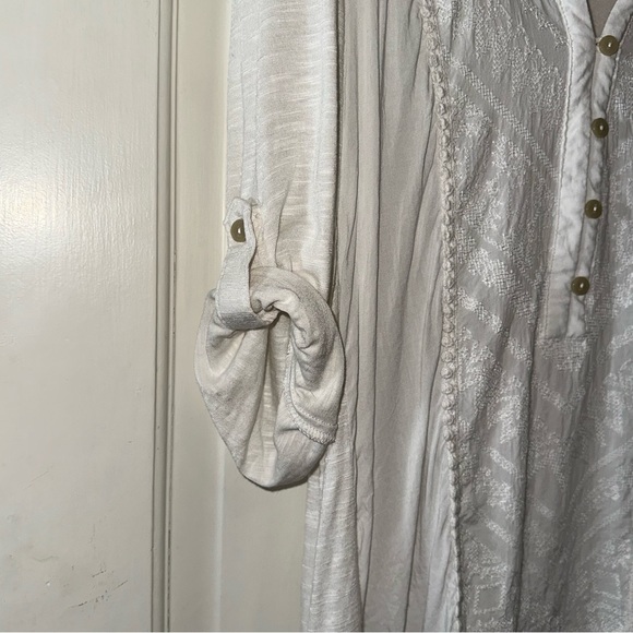 Light Cream Button Sleeve Hi-Lo Blouse w/ Crochet Detail - Picture 9 of 9